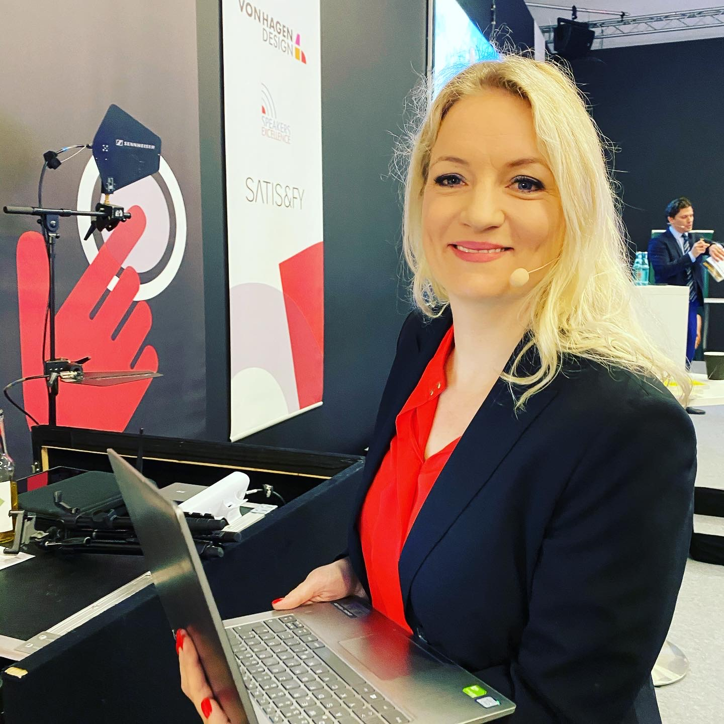 Martina Peukert – KI-Speaker auf der Bühne mit Headset und Laptop bei einer Keynote