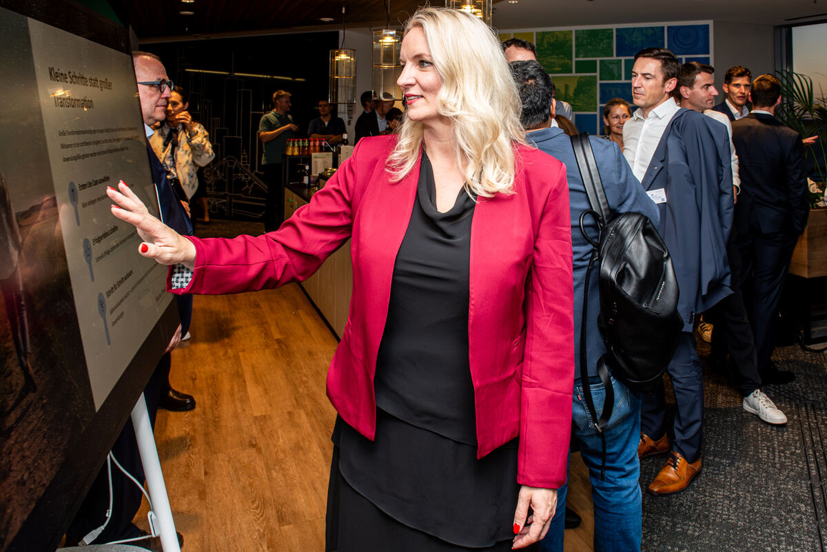 Martina Peukert erklärt während eines Business-Events kleine Schritte statt großer Transformation