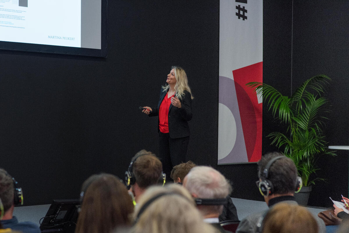 Martina Peukert Keynote – KI-Mindset Vortrag auf der Bühne