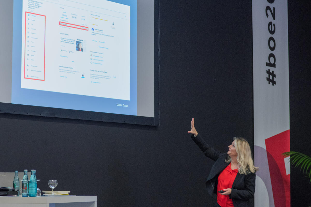 KI-Redner Martina Peukert bei Firmen-Keynote